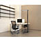 Espace de bureau avec bureau, deux chaises et un lampadaire moderne et haut devant un mur en bois.