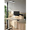 Bureau moderne réglable en hauteur avec lampadaire devant un mur à lattes en bois clair.
