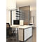 Bureau moderne avec des bureaux blancs, des chaises de bureau noires et un lampadaire devant une cloison.