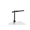 Une lampe de bureau noire avec une pince sur fond blanc. Le long luminaire rectangulaire est positionné au-dessus d'un mât vertical.