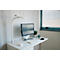 Bureau avec moniteur, lampe, plante et clavier. Décor lumineux et minimaliste. Vue depuis la fenêtre.