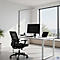 Espace de travail de bureau moderne avec bureau, chaise de bureau noire, moniteur et ordinateur portable devant une grande fenêtre.