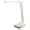 Lampe de bureau blanche, pivotante, avec une base rectangulaire et un abat-jour oblong, isolée sur fond blanc.