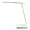 Lampe de bureau blanche et moderne avec des lumières LED. La tête de la lampe et le bras sont réglables. La base est rectangulaire.