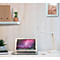 Un espace de travail avec un ordinateur portable, une lampe et des plantes, sur fond de lambris en bois.