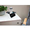 Un smartphone se charge sur une table de chevet blanche. A côté, un chargeur, un livre et une plante. En arrière-plan : une chaise.