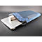 Housse d'ordinateur portable avec fermeture éclair, ordinateur portable et adaptateur secteur. L'étui est bleu avec des motifs floraux blancs.