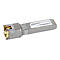 Ein silberner LANCOM SFP-CO10-MG-Transceiver. Beschriftet mit LANCOM Systems, Barcode und Seriennummer.