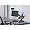Schreibtisch mit Monitor, Laptop, Maus und Tastatur. Der Monitor und Laptop sind an einer Halterung befestigt.