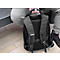 Ein Mann hält einen schwarzen Rucksack. Der Rücken ist mit gepolsterten Trägern und einem atmungsaktiven Rückenpolster versehen.