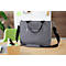 Graue Laptoptasche mit schwarzem Trageriemen auf einem Holztisch. Im Hintergrund ein grüner Stuhl und Büroartikel.