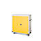 Gelber Schrank auf Rollen, mit weissem Deckel. Graue Griffe und silberne Rahmen.