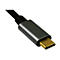 Nahaufnahme eines USB-C-Kabels mit silberfarbenem Gehäuse und goldenem Stecker.