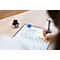Eine Person schreibt mit einem Stift auf ein weißes Gitter-Board, daneben steht ein schwarzes Tintenfass.