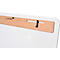 Nahaufnahme eines Whiteboards mit Holzleiste und schwarzem Halter. Auf der Leiste steht Legamaster.