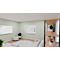 Een helder, modern kantoor met een witte bank, whiteboard, planten en planken.