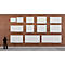 Diverse witte wandborden van verschillende afmetingen tentoongesteld op een bakstenen muur. Een silhouet van een persoon staat ervoor.