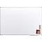 Groot wit magnetisch whiteboard met zilveren frame. Accessoires rechtsonder: spons, pennenhouder.