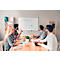 Team zit aan tafel en bespreekt social media strategie. Whiteboard met diagram, aantekeningen, laptop.