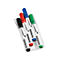 Vier farbige Whiteboard-Marker in einer Plastikverpackung. Schwarze, rote, blaue und grüne Stifte mit weißer Beschriftung.