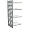 Een smalle stellingkast met een verticale zilveren geperforeerde metalen zijwand en vier witte legplanken tegen een witte achtergrond.