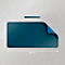 Rechthoekige blauwe mat met afgeronde hoeken, één hoek omgeslagen, daarnaast een smal blauw element.