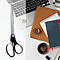 Grands ciseaux sur un bureau blanc, à côté d'un ordinateur portable, de carnets et d'accessoires de bureau.