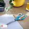 Turquoise en witte schaar die papier snijdt op een houten tafel. Daarnaast: planten, paperclips en een rood Red Dot Winner logo.