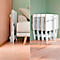 Opvouwbare witte tafel naast de bank, naast andere gestapelde tafels, houteffect.