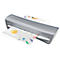 Laminateur gris laminant une feuille de papier avec des crayons colorés. Inscription : Leitz Home Office A4.