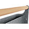 Grauer Filz-Organizer mit Holzgriff auf einem Holztisch, gefüllt mit Wolle, Stricknadeln und Unterlagen.