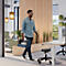 Zwei dunkelblaue Filz-Schreibtisch-Organizer mit Holzgriff stehen auf hellen Bürotischen in einem modernen Office.