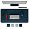 Tapis de bureau bleu foncé avec un moniteur, une souris, un clavier, un carnet et un stylo. Sélection de couleurs ci-dessous.