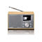 Digitalradio im Holzgehäuse mit Teleskopantenne, Lautsprechergitter, Display und Bedienelementen.