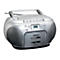 Silberner Ghettoblaster mit Radioteil, Kassettenlaufwerk und Tragegriff. Im Display ist die Ziffer 008 zu sehen.