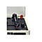 Detailansicht eines Plattenspielers mit rotem Lenco USB-Stick und Bedienelementen.