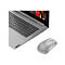 Teilansicht eines grauen Lenovo Laptops mit Tastatur und eine daneben platzierte, farblich passende Funkmaus.
