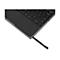 Nahaufnahme einer Lenovo-Laptop-Tastatur mit aus dem Gehäuse herausgezogenem Stylus-Stift.