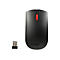 Schwarze Lenovo Maus mit roter Taste, daneben USB-Dongle. Auf der Maus steht "Lenovo".