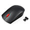 Souris d'ordinateur noire avec bouton de souris rouge et récepteur USB. Inscription 'Thinkpad'.