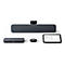 Ein Set von Videokonferenzgeräten, bestehend aus einer Soundbar mit Kamera, einem Tablet-Controller, einer Basis und einem Mikrofon.