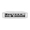 Rückseite eines weißen Mini-PCs, mit Anschlüssen und Belüftungsschlitzen. Stromanschluss, USB-, HDMI-Anschlüsse.
