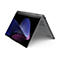 Grauer Laptop halb geöffnet, Bildschirm zeigt blaue und violette Grafik. Auf weißem Hintergrund.