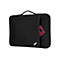 Schwarze Laptop-Tasche mit Tragegriff. Eine rote Smartphone Ecke steckt in einer Seitentasche, ThinkPad-Logo.