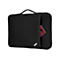 Schwarze Laptoptasche mit Tragegriff. Eine rote Handyhülle steckt in der Außentasche. ThinkPad-Logo.
