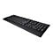 Schwarze, kabelgebundene Lenovo-Tastatur in Perspektive auf weißem Hintergrund.