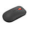 Drahtlose, schwarze Computermaus mit rotem Scrollrad. Das Gerät liegt auf weißem Hintergrund.