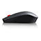 Vue de dessus d'une souris d'ordinateur noire avec une molette rouge, réfléchie sur une surface blanche.
