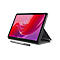 Ein Tablet-PC mit rotem und violettem Bildschirm, Stift, und schwarzer Hülle auf weißem Hintergrund.
