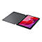 Tablet mit Stift und Cover, Display zeigt Uhrzeit. Graue Hülle, schwarzer Rahmen, weißer Hintergrund.